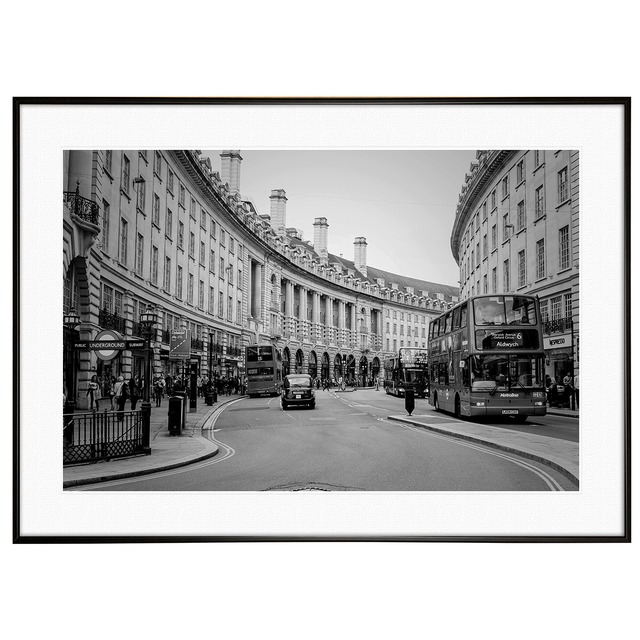 イギリス写真 ロンドンを走る２階建てバス インテリアアートポスター額装 AS3608