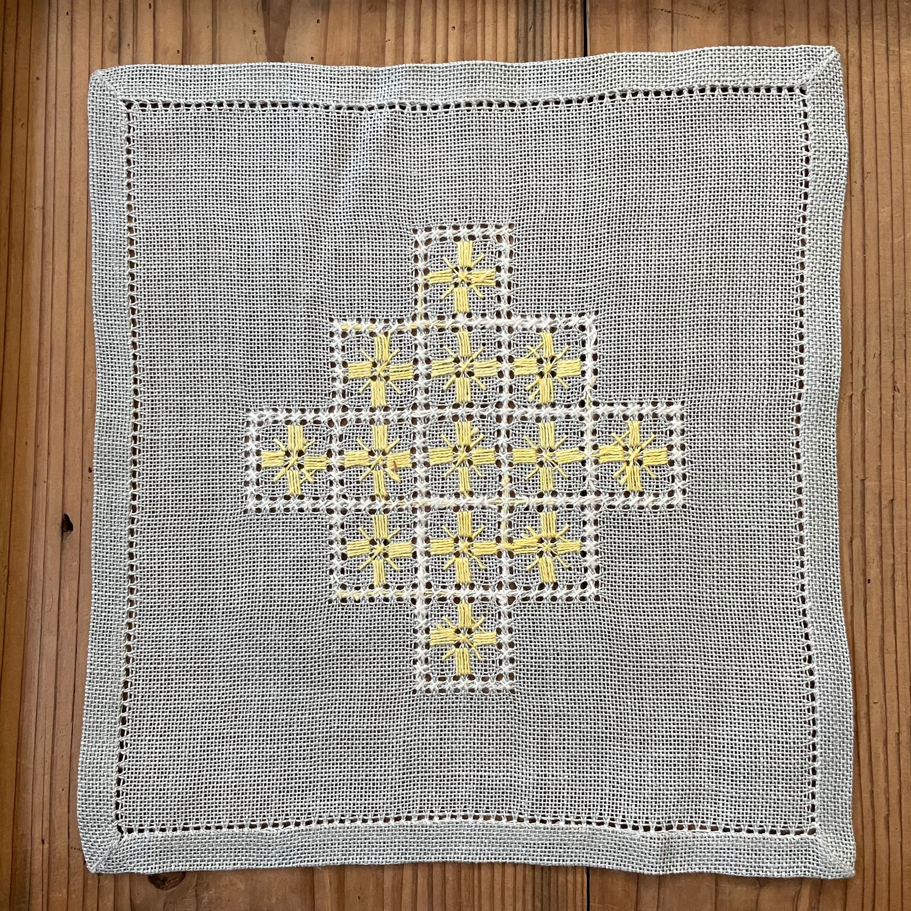 スモーキーブルーの刺繍布
