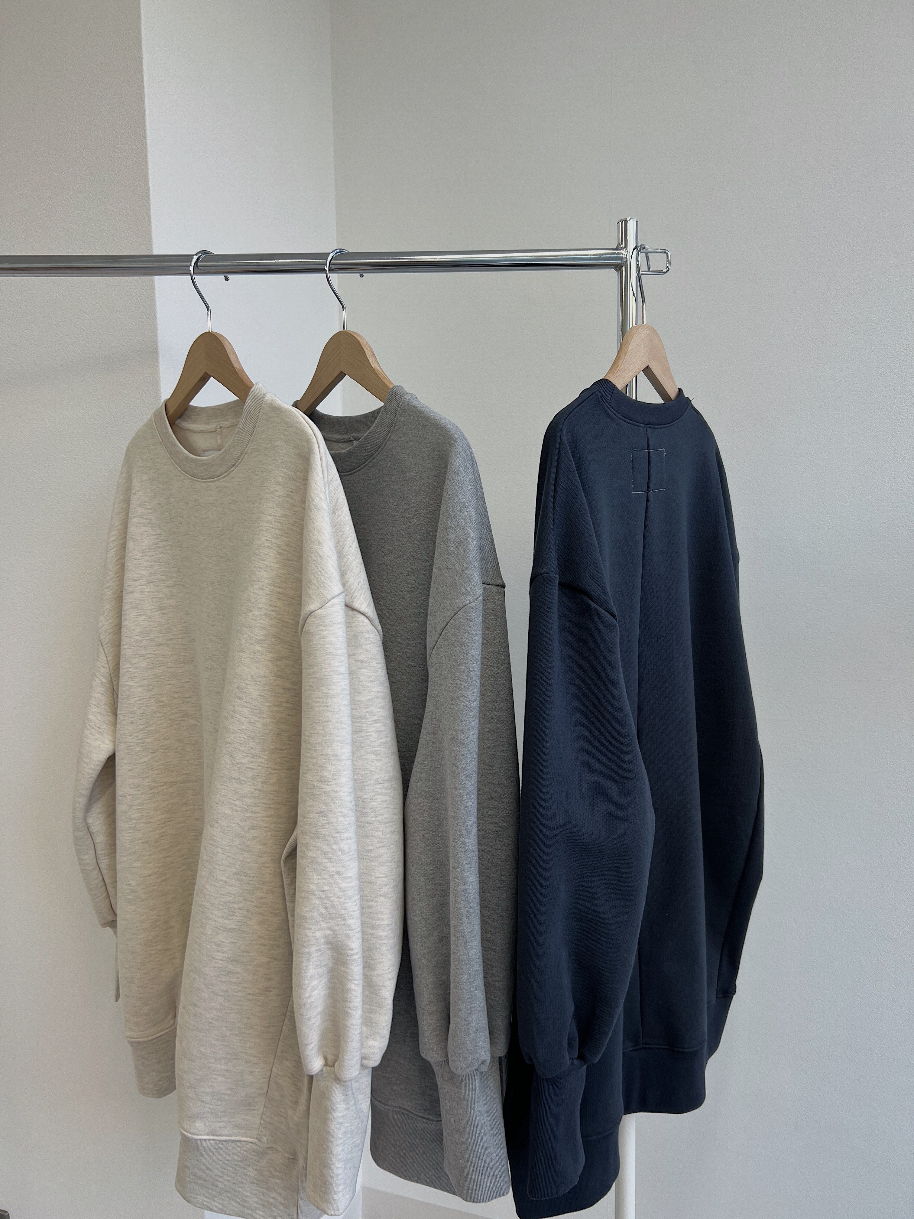 volume & long cuff raised back patch sweat | nananamoe
