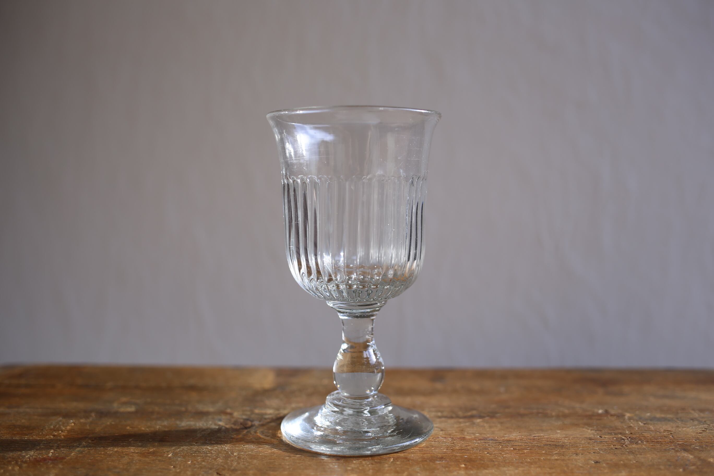 フランス アンティーク 吹きガラス 美しいデザインのワイングラス N-00805