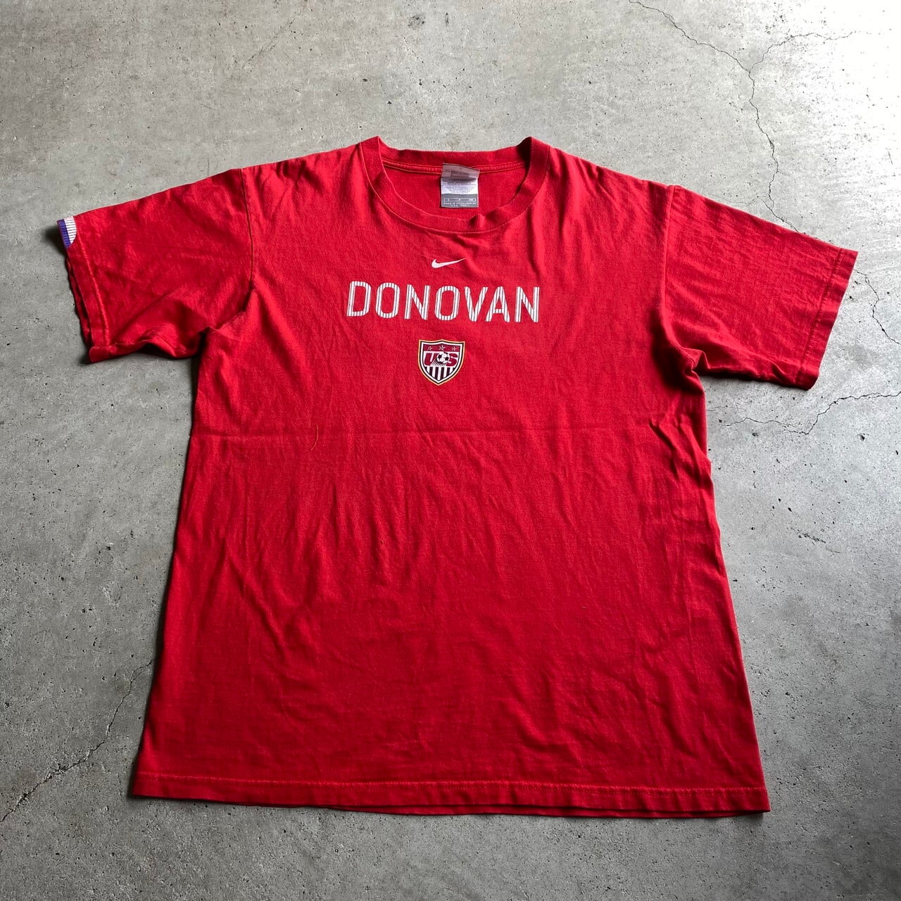 00年代 Nike Team ナイキ サッカーアメリカ代表 ランドン ドノバン センターロゴ スウォッシュ Tシャツ メンズm相当 古着 00s ビンテージ ヴィンテージ レッド 赤色 Tシャツ Cs29 50 Ha10 Cave 古着屋 公式 古着通販サイト