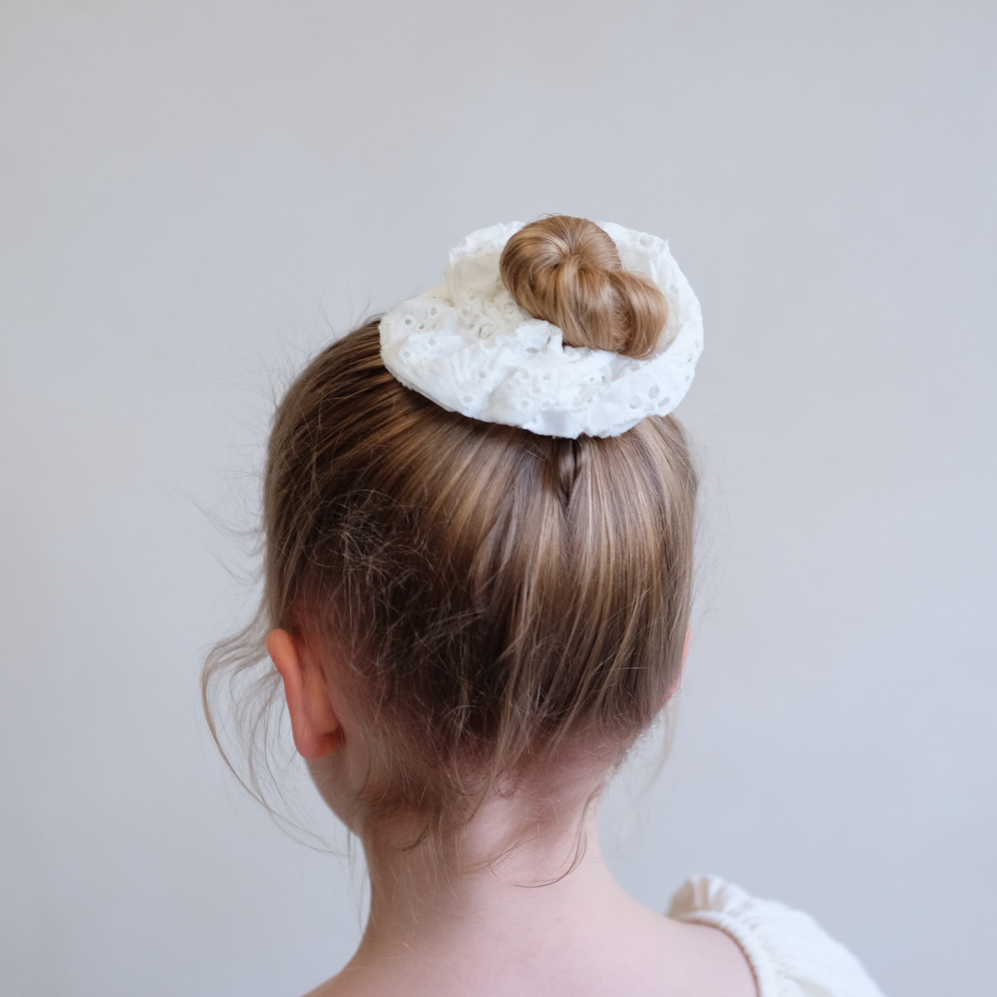 GIANT BRODERIE ANGLAISE SCRUNCHIE_162012 18