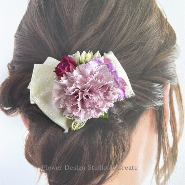 モーブピンクのカーネーションのリボンヘアクリップ　ナチュラル　髪飾り 　お出掛け　母の日　結婚式　フォーマル