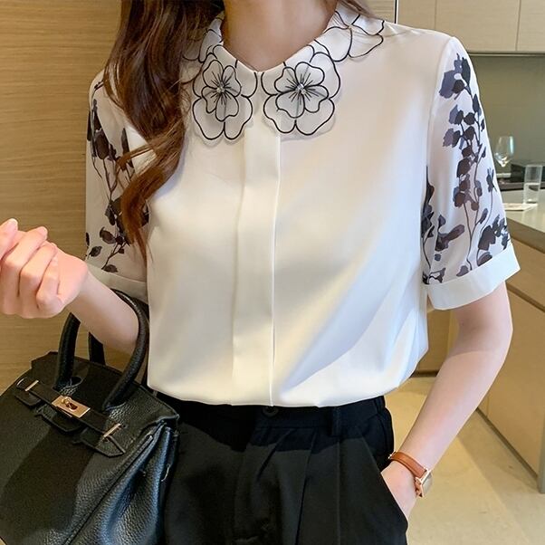 トップス レディース シャツ ブラウス S M L XL 2XL ブラック ホワイト モノトーン ブラウス 花柄 フラワーモチーフ 半袖 ペタルカラー 花びら かわいい きれいめ カジュアル フェミニン キュート 大人可愛い おしゃれ 普段使い デート お出かけ 女子会 休日 旅行 通勤 通学 着まわし ファッション コーデ スタイル モテ ガーリー 送料無料 韓国系 春 秋 OL オフィス ビジネス カジュアル