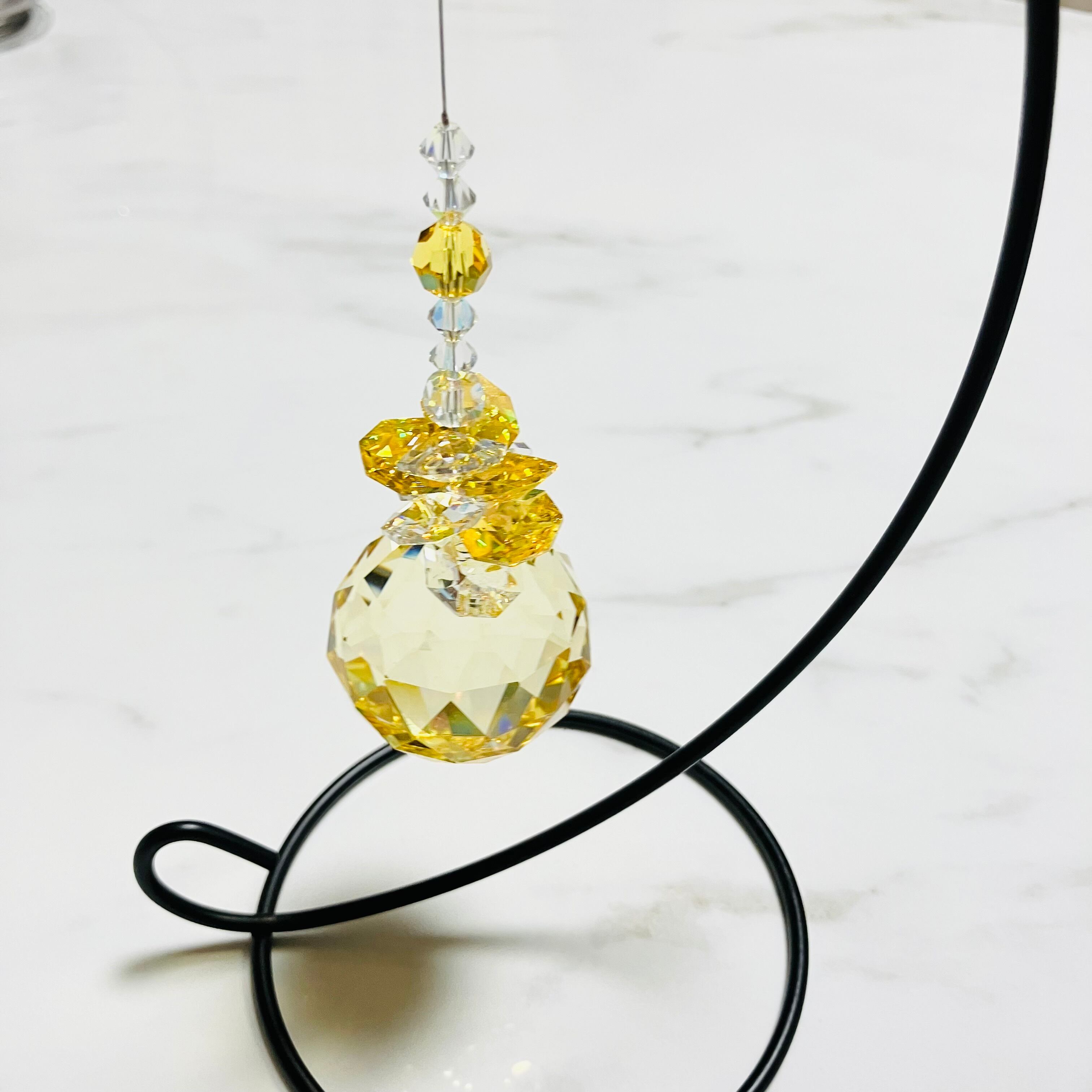 テオ様☆。.:＊・゜ハンドメイドスワロフスキーサンキャッチャー かしげる 