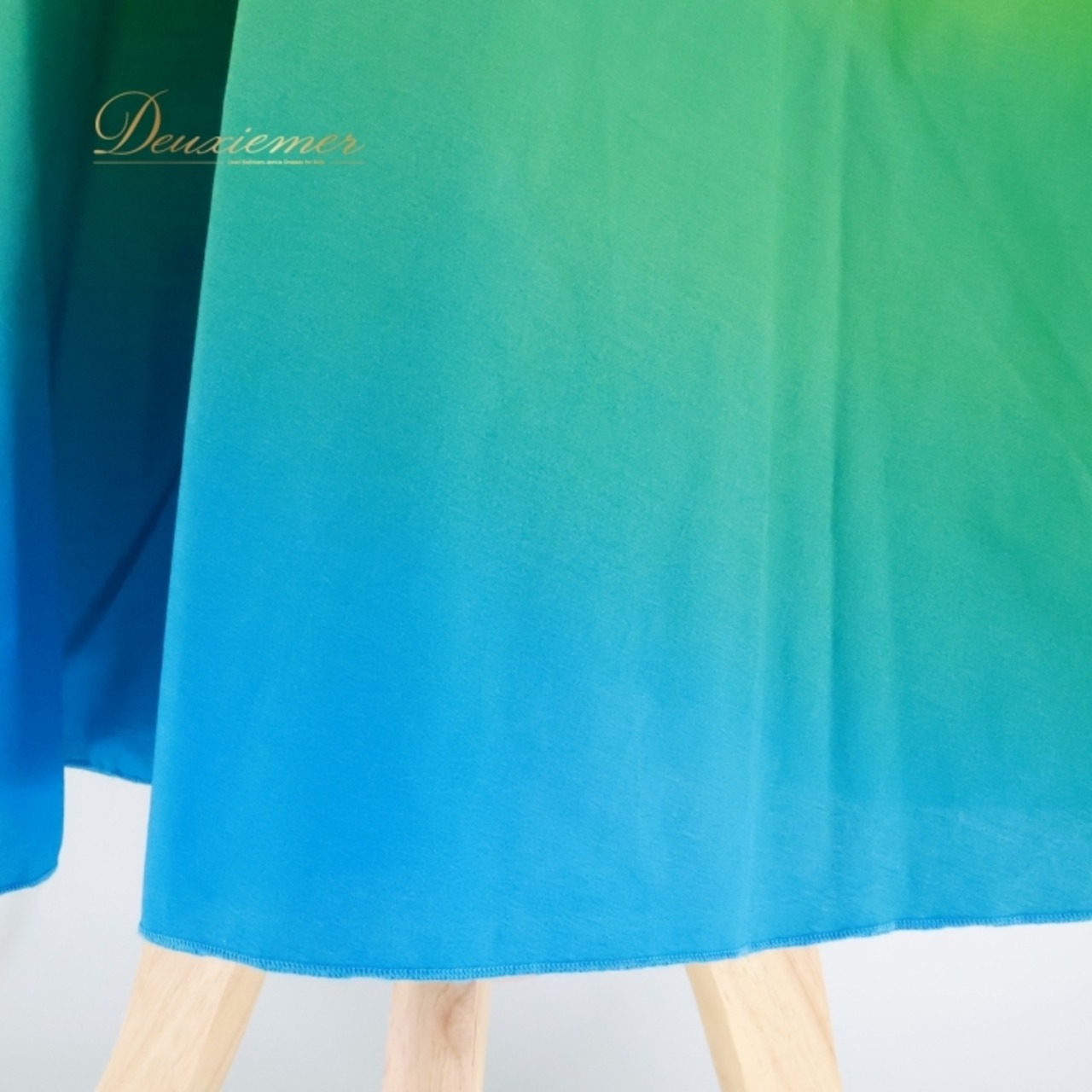 フラダンス 衣装 ワンピース ドレス エミカ グリーン系 Emika チューブトップ グラデーション かわいい 華やか 鮮やか 明るい おしゃれ ハワイアン アロハ フラ ダンス レッスン 練習 ブルー系 イエロー系 イベント シンプル