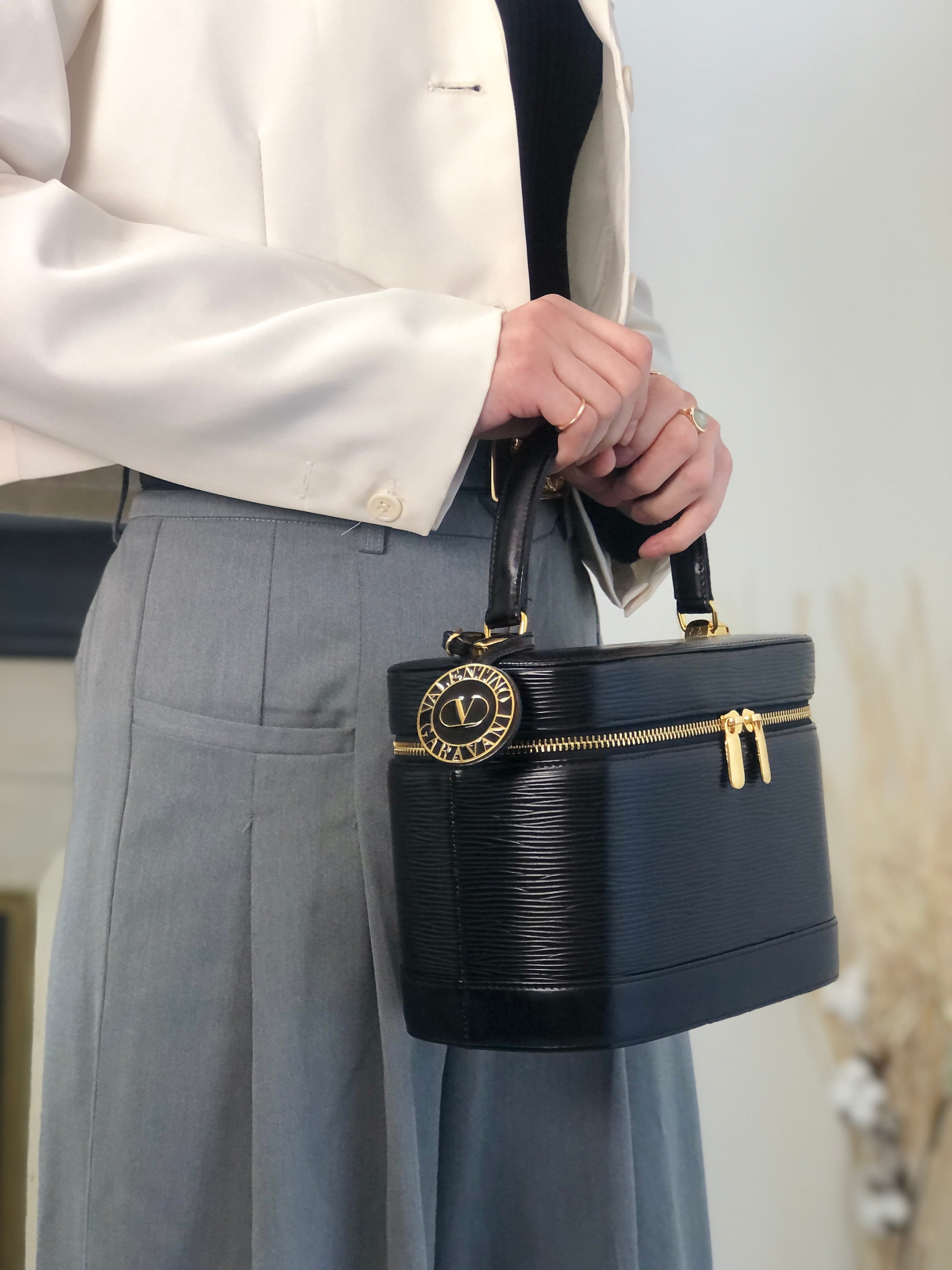 VALENTINO GARAVANI ヴァレンティノ ガラヴァーニ ハンドバッグ ブラック レザー ロゴチャーム vintage ヴィンテージ オールド 58zrvp