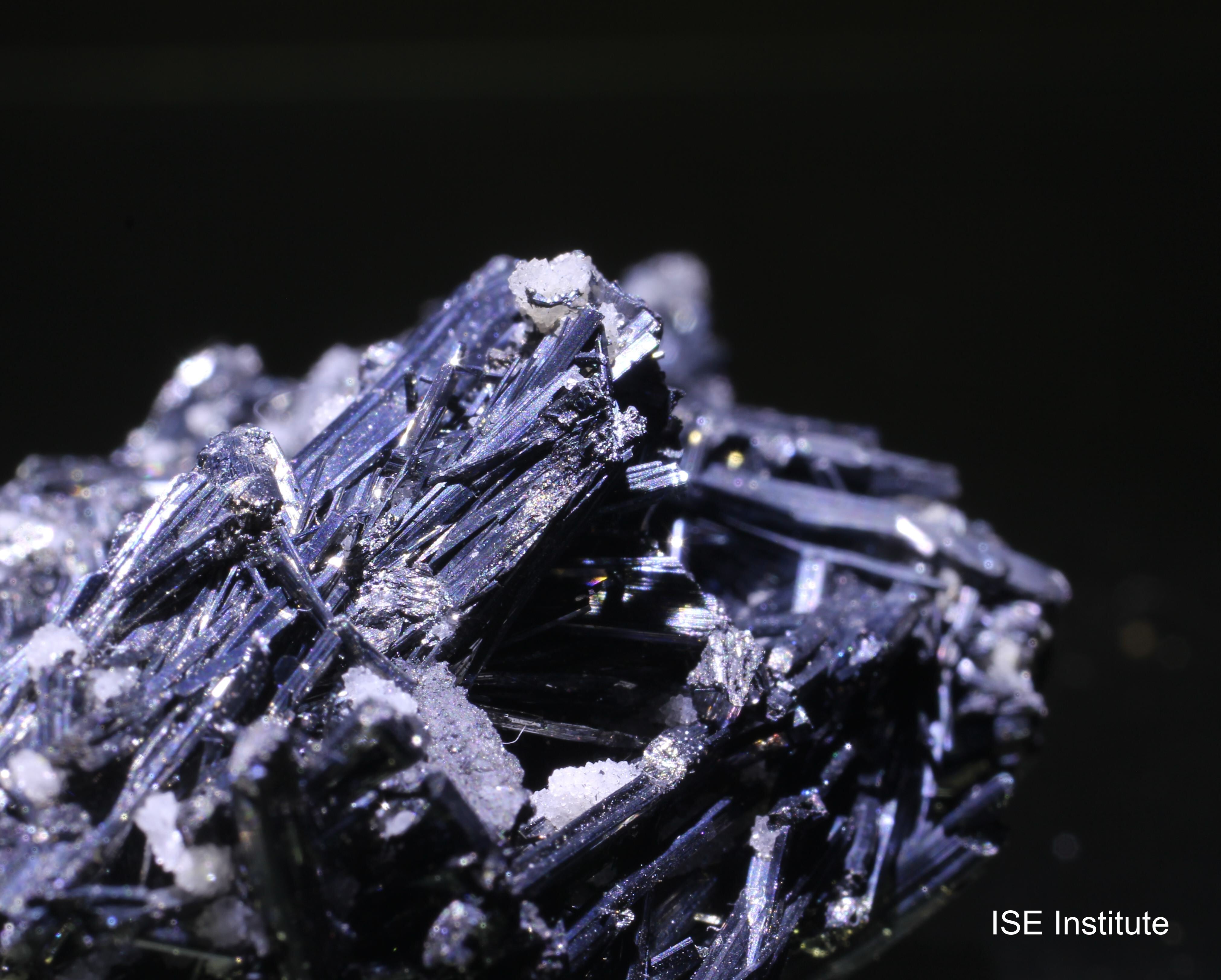 中国産 輝安鉱（スティブナイト）放射状結晶｜赤色共生鉱物付き 鉱物標本 輝安鉱 スティブナイト 美しい繊細な結晶 中国産 鉱物標本 No10