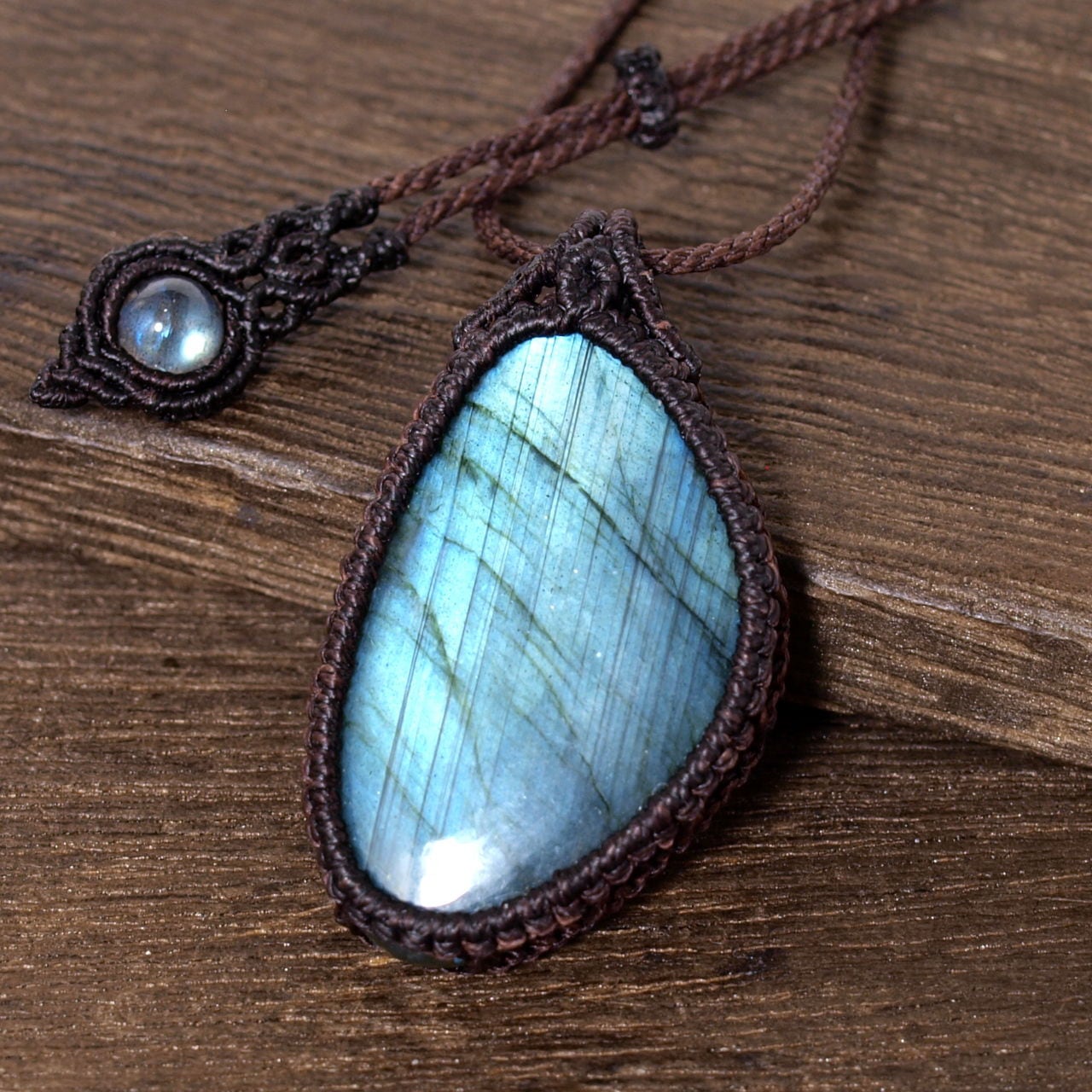 一点物】ラブラドライトの大きなルースを包んだマクラメネックレスNo