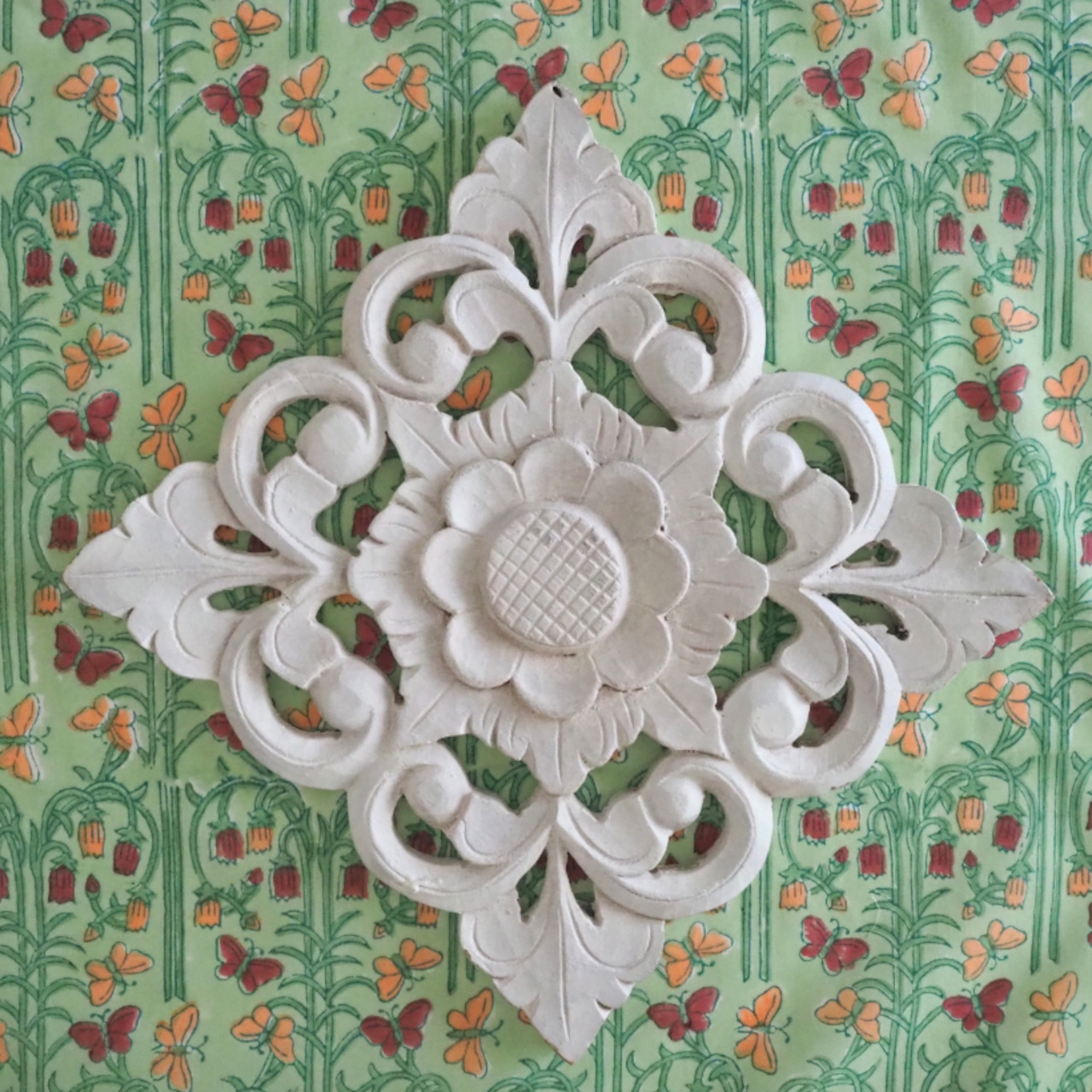 ブロックプリント生地【50cm単位】インド綿 片耳デザイン付き 蝶・花柄 グリーン×オレンジ×赤 #67452-GR1