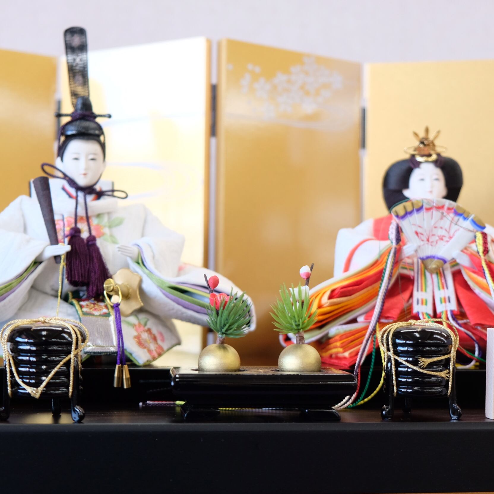 人形の九月　屏風と黒檀 雛人形 久月 銘木シリーズ 黒檀｜新王飾り｜収納タイプ｜伝統工芸士