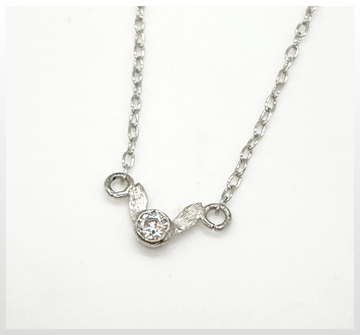 Due strade(ドゥエストラーデ) キラッと光るたち耳うさぎさんネックレス