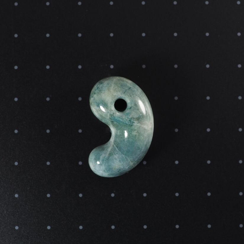 糸魚川翡翠 希少色 青系 まがたま 勾玉 12.8g Itoigawa Bluish Jadeite