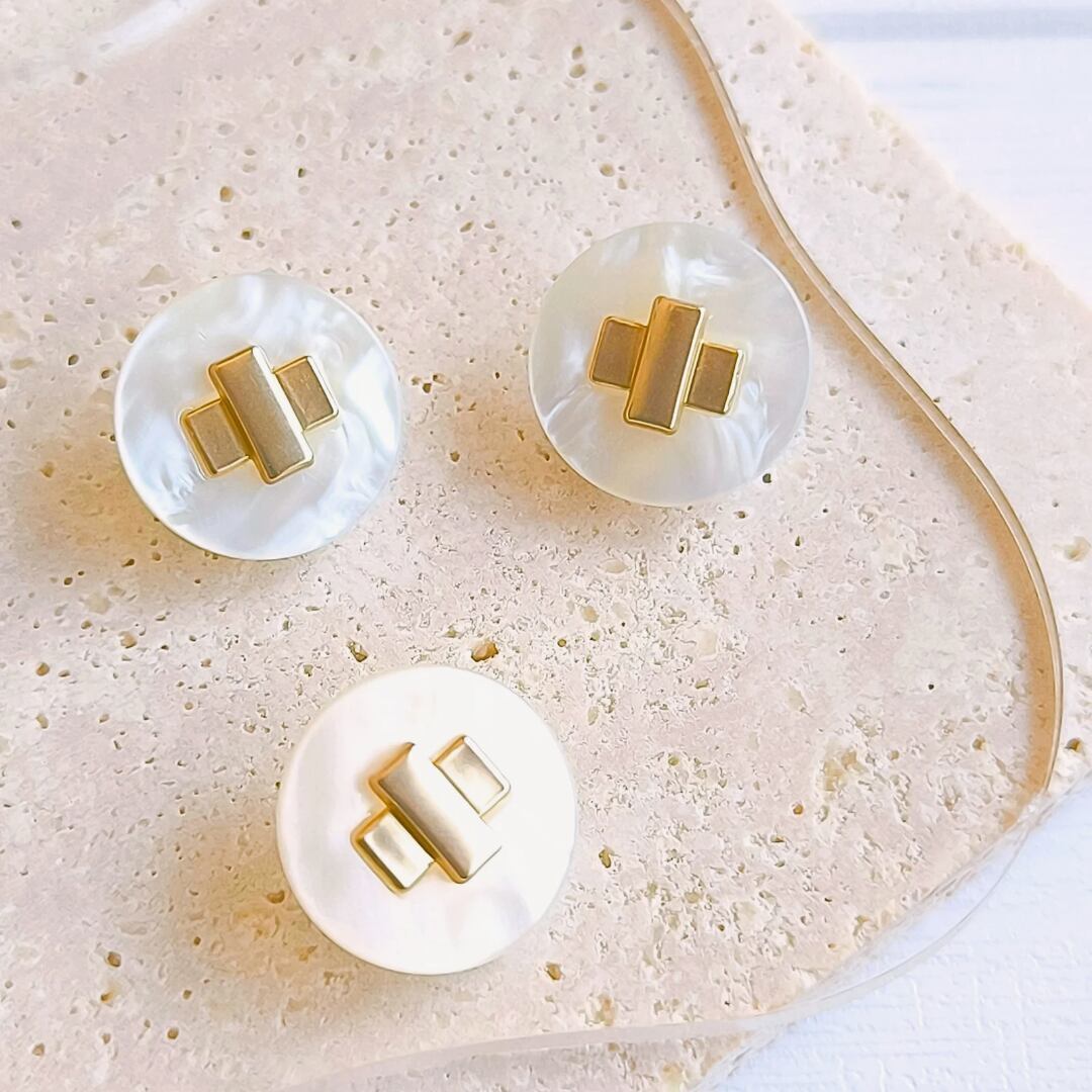 パール光沢シェル調ボタン(ホワイト) 18mm シャンクボタン インポート 輸入