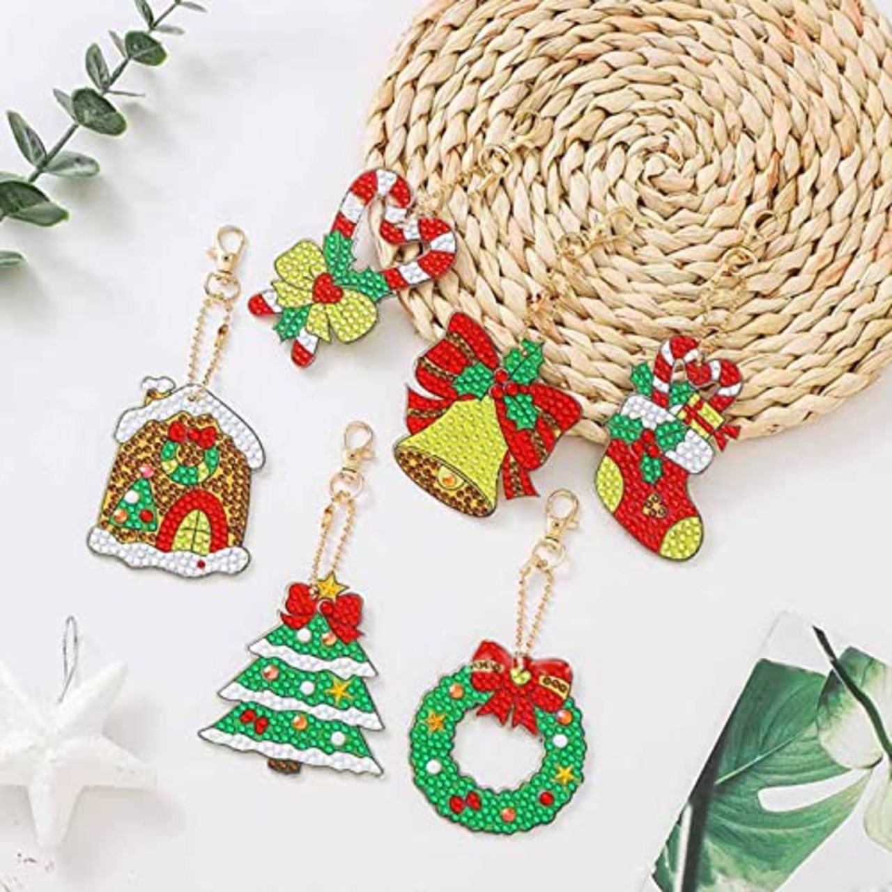 SUNNYCLUE　1箱6個　クリスマス　ダイヤモンドアート　キーホルダー　クリスマスツリー　デコパーツ　樹　ツリー　靴下　チャーム　雪　冬　ベル　デコ　つえ　杖　ギフト　鈴　ビーズパーツ　ダイヤモンド　キーホルダー　ダイヤモンドビーズ　アート　ダイヤモンドビーズ絵画　ダイヤモンドペイント　ペインティング　ドリルペン　アクセサリーキット　刺しゅう　キット　ダイヤモンド　アート　ダイヤモンド塗装　ダイアモンド　ペイントツール　ステッチ　スティック　絵画セット　絵画キット　バッグ飾り　キーリング　カニカン　子