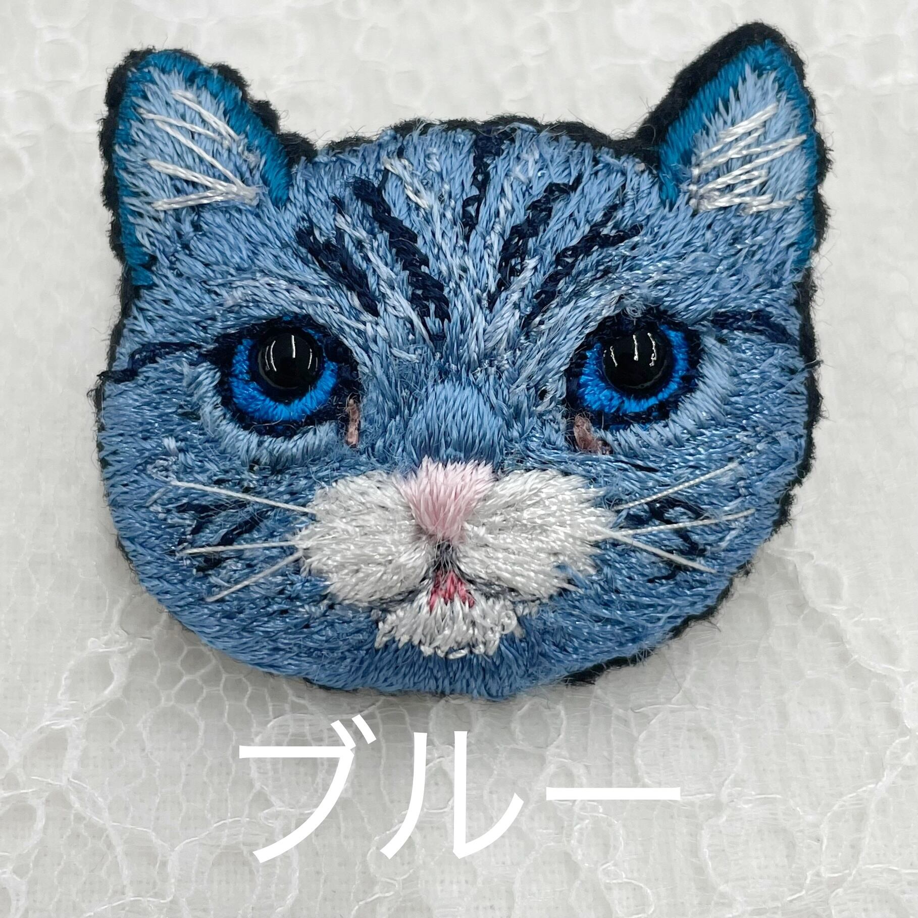 刺繍ブローチ カラフルにゃんこ | パリス刺繍