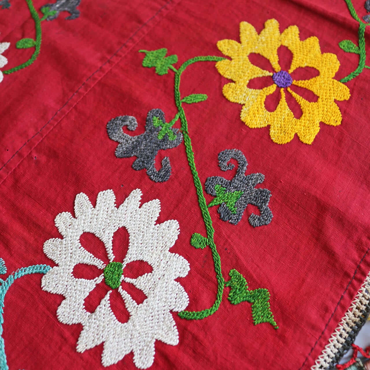 1点もの】スザニ刺繍 クロス レッド フラワー タッセル付 【約92×63cm