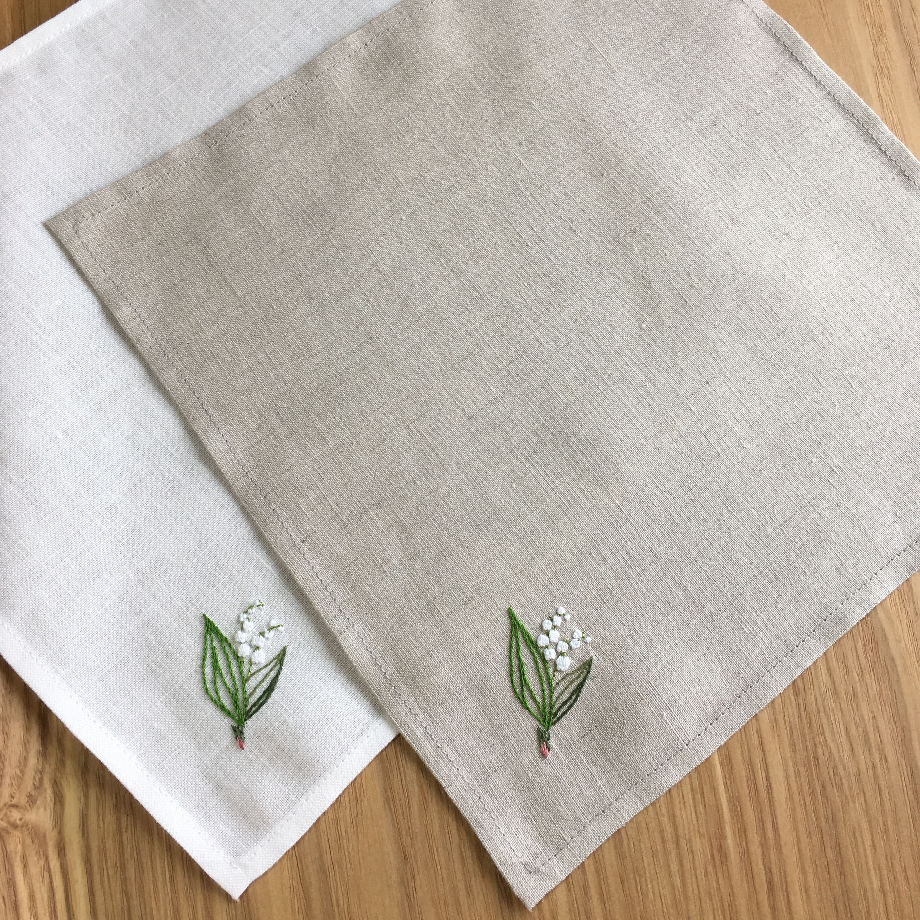 木陰のすずらん｜ソフトリネンの手刺繍ハンカチ（選べる布色・サイズ