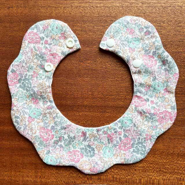 CAT BIB 小花＆ピンク 猫首輪 スタイ首輪 もくもくキャットスタイ