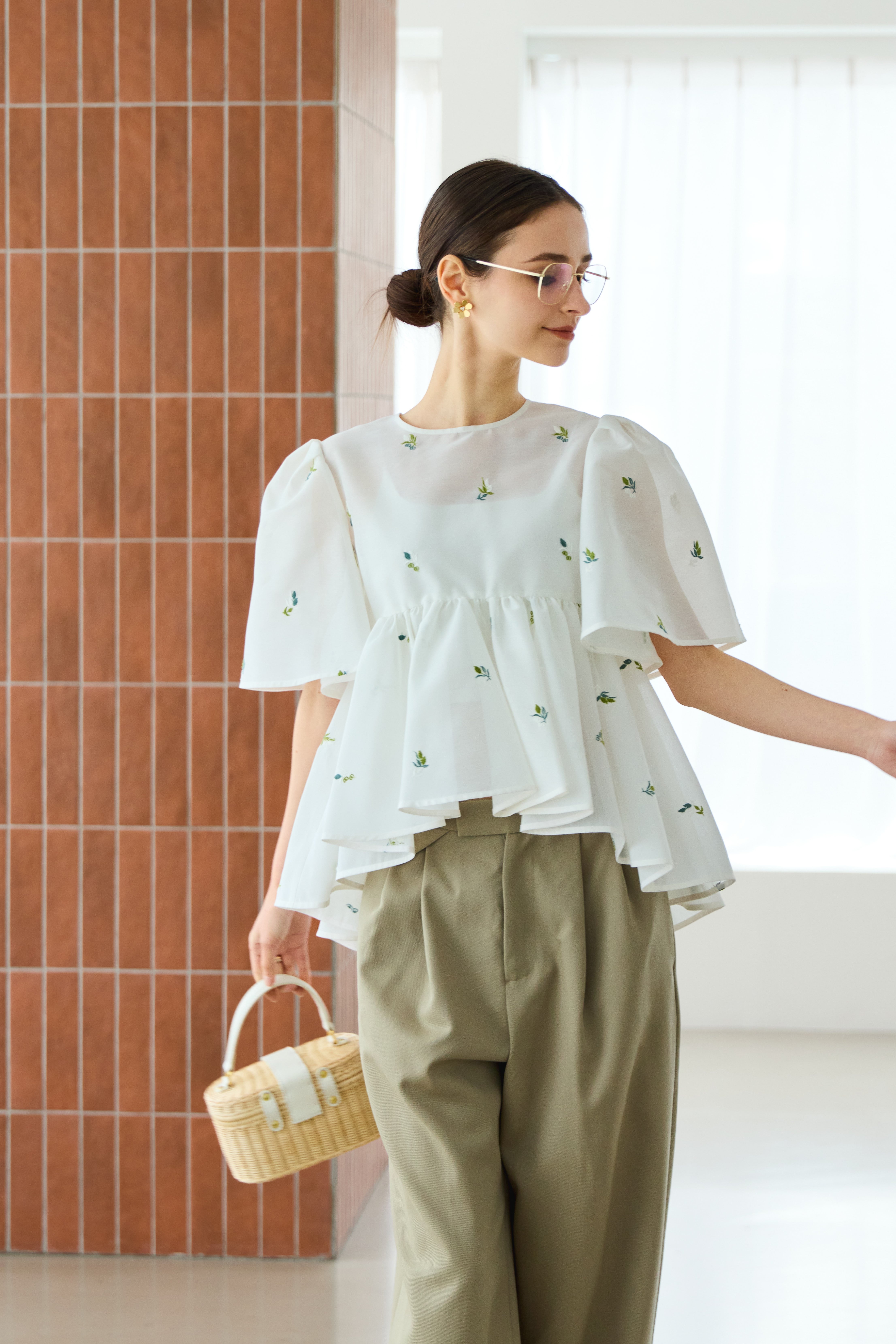 Bell sleeve embroidery blouse | Bluelea