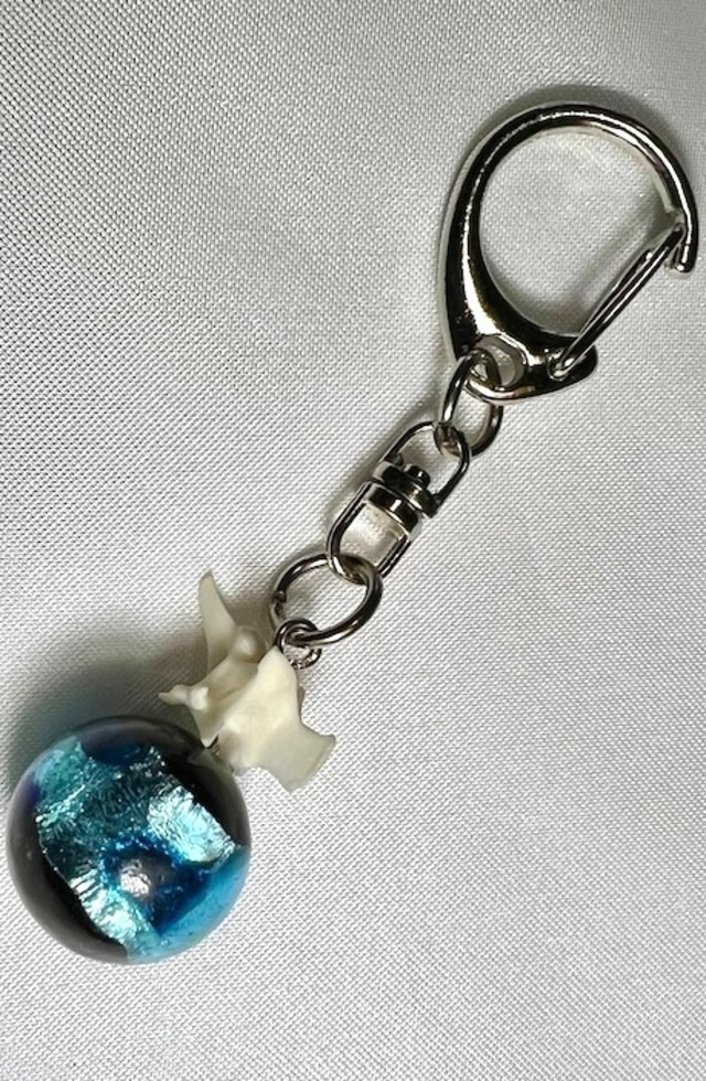 ハブ背骨 × 琉球ホタルガラス（16mm）キーホルダー   ― 金運と魔除けを宿す沖縄のお守りアクセサリー ―