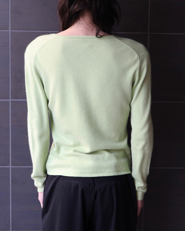 100%cashmere short length Vneck knit