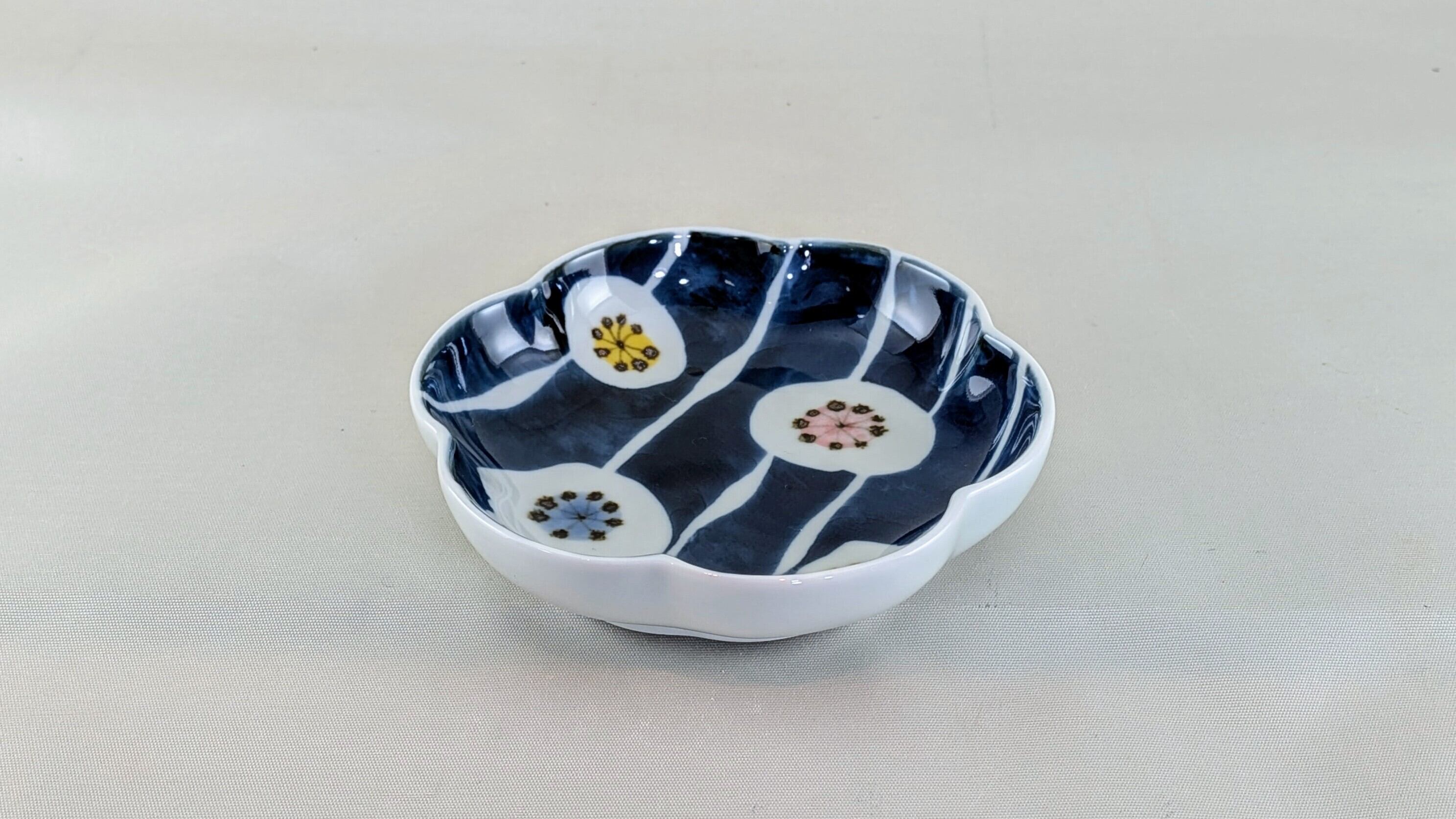 染付彩り輪の花(濃)小皿