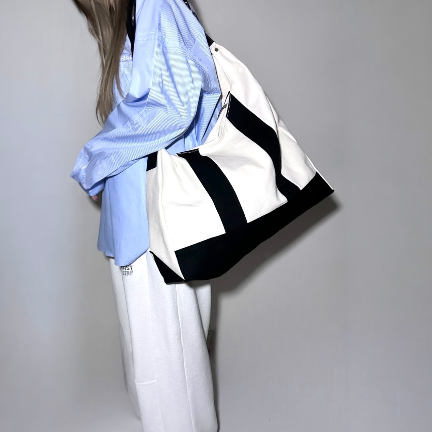 KHOKI  [3D CUTTING MESSENGER BAG]