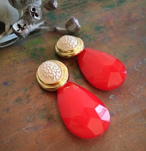 【雑誌tulle掲載商品】 大ぶり赤いしずくのイヤリング(vintage botton)