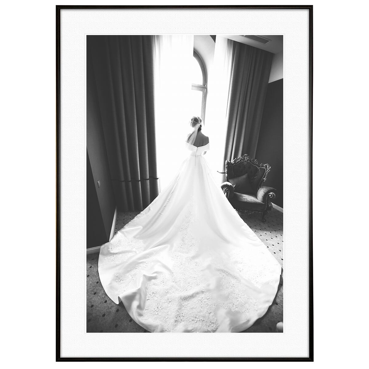 人物写真 窓辺に立つウェディングドレスの女性 インテリアアート モノクロポスター額装 AS3065