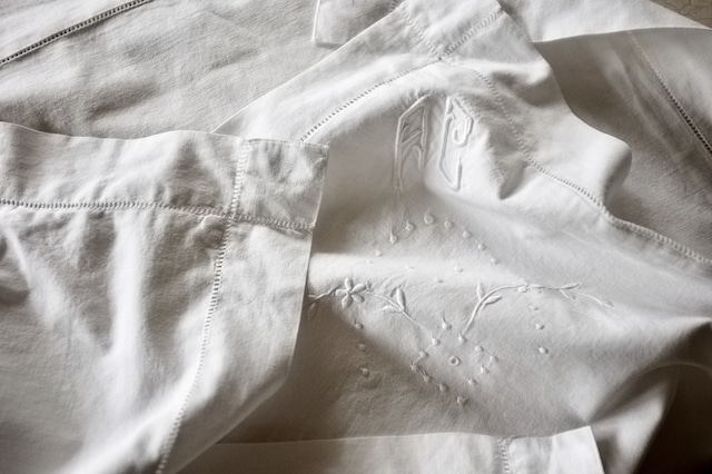 フランス 78c 白の花粉と白の花とモノグラムのあるクッションカバー アンティーク