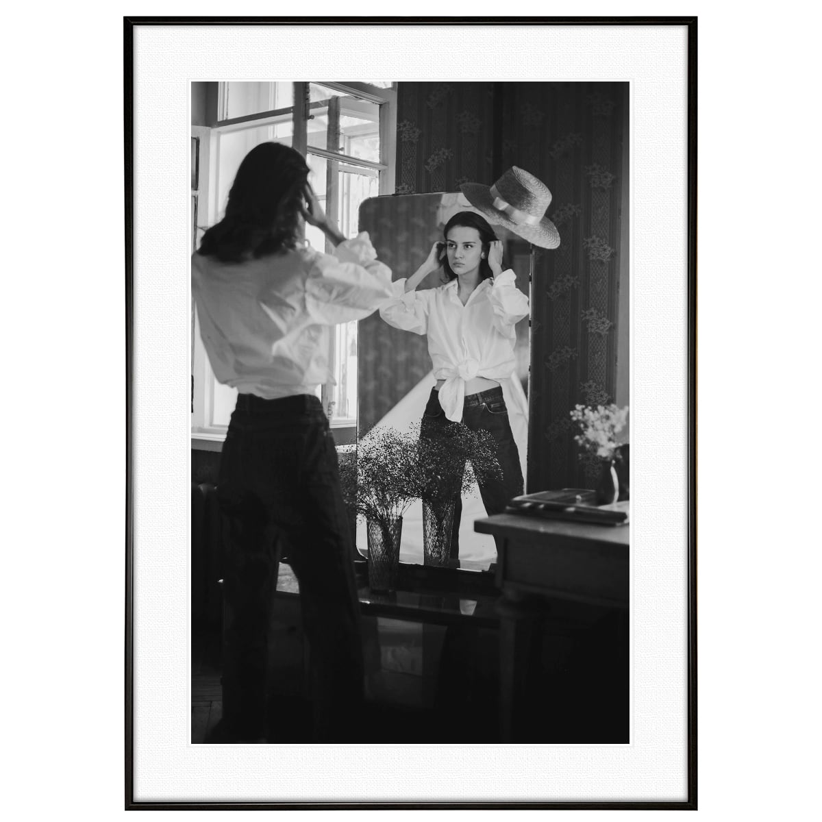 人物写真 鏡を見ている女性 インテリアモノクロアートポスター額装 AS2342