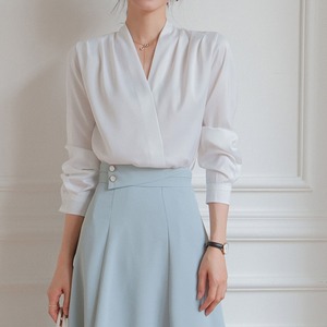 ブラウス レディース 送料無料 2色 トップス サテン調 シャツ ブラウス とろみ ノーカラー ギャザー タック 長袖 シャツ Vネック ボウタイ 光沢ブラウス スリム リボン 大人可愛い きれいめ 上品 大人女子 ガーリー エレガント とろみ 光沢 モテ 高見え 春夏 秋冬 大人 かわいい おしゃれ 普段使い デイリー お呼ばれ お出かけ デート オフィス 通勤 通学 旅行 パーティー 二次会 フォーマル トレンド ネイビー ホワイト S M L XL