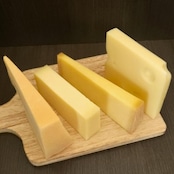 とろけるグラスフェッドチーズ4種セット 各100g（ラクレット、 エメンタール 、ボーフォール グリュイエール）｜フォンデュ グラタン ピザに最適な贅沢ミックス Meltable Grassfed Cheese 4-Variety Set 100g Each (Raclette, Emmental, Beaufort, Gruyere)｜Premium Mix Ideal for Fondue, Gratin and Pizza