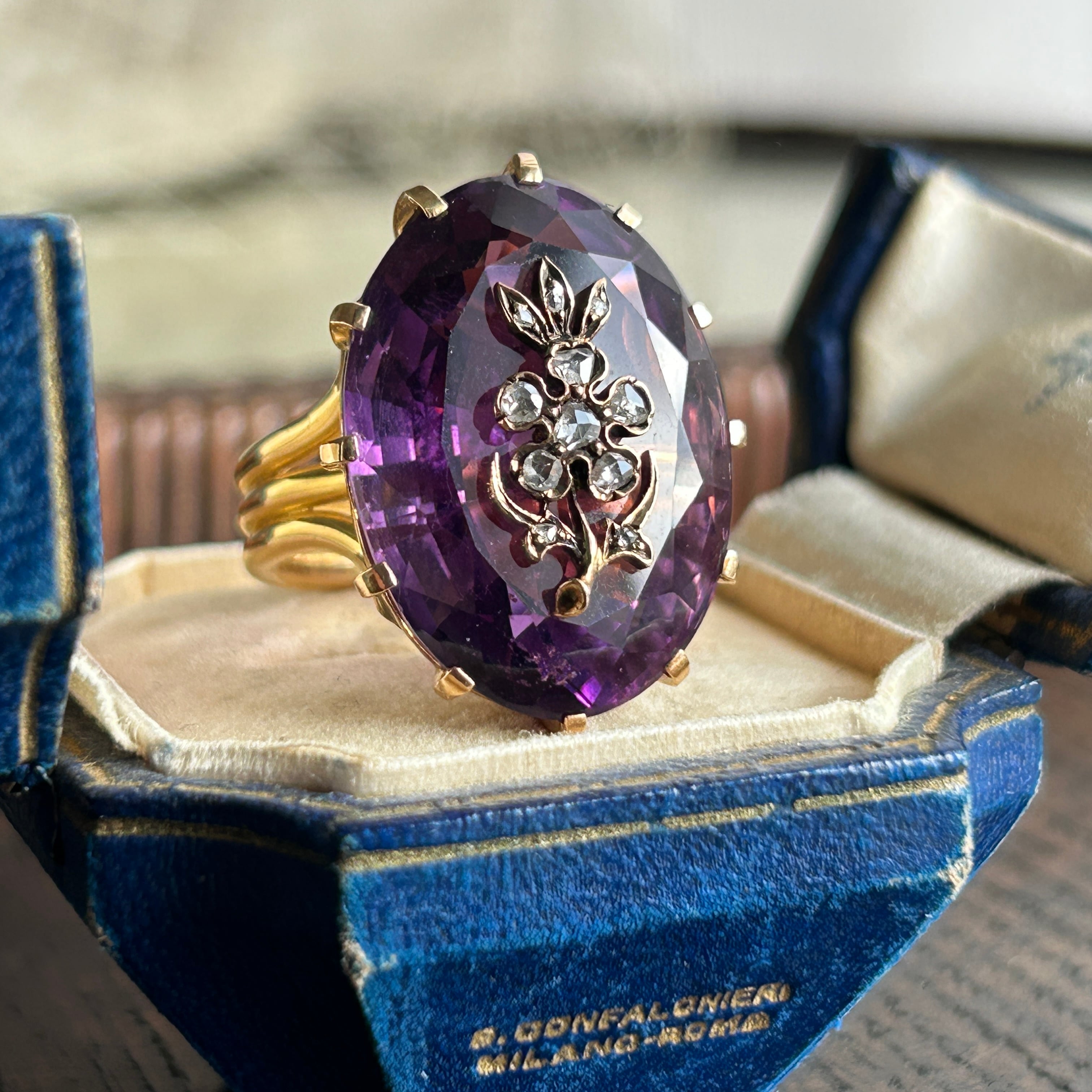 欧州アンティーク　K15 大きなサイベリアンアメジスト小花添えのリング