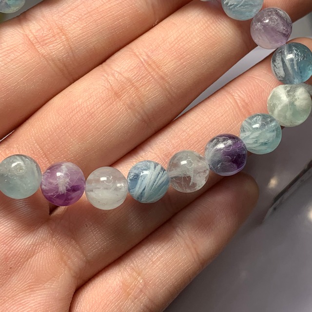 5.色合い綺麗✩エンジェルフェザーフローライトブレスレット