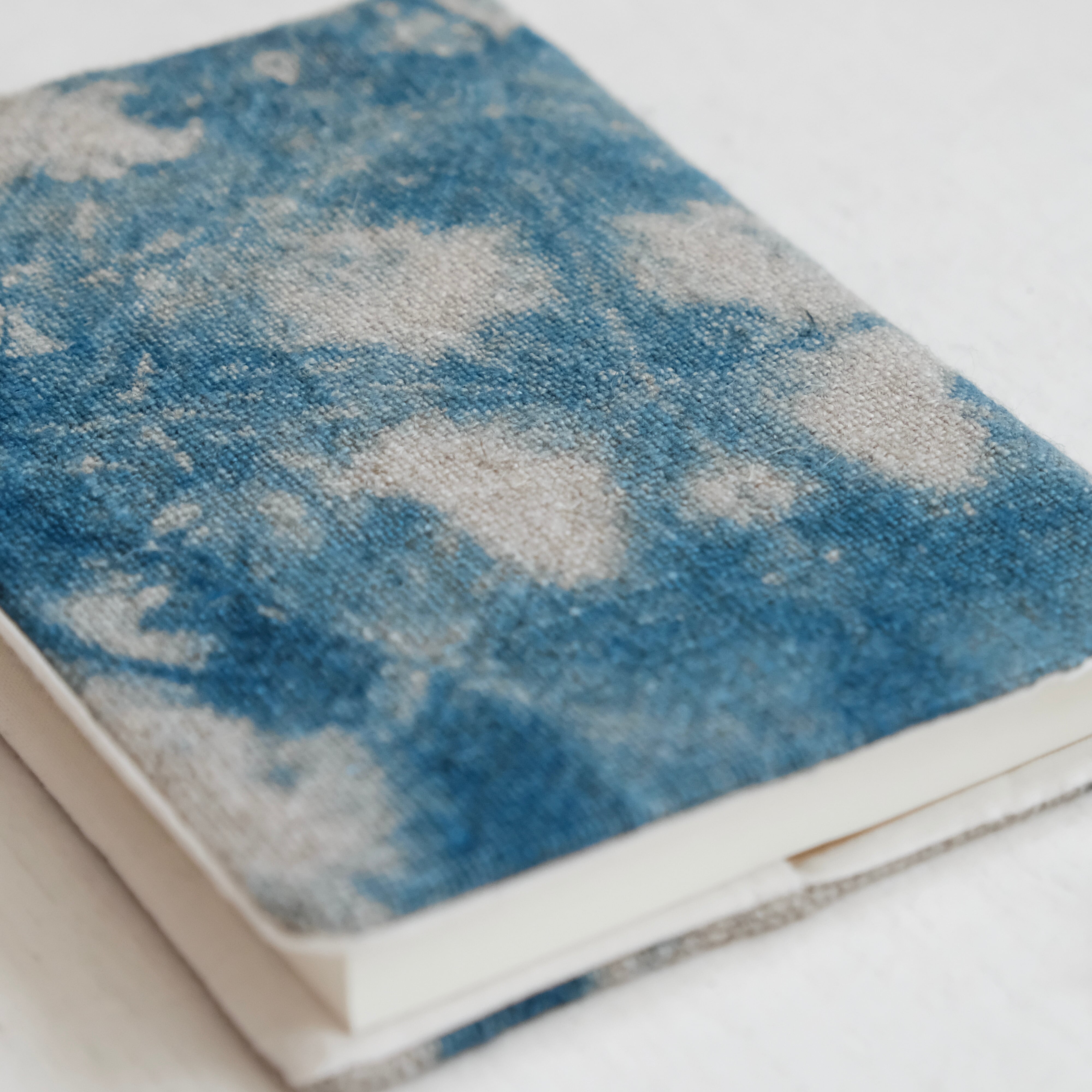 藍染めリネンのブックカバー〈 斑 〉 #01