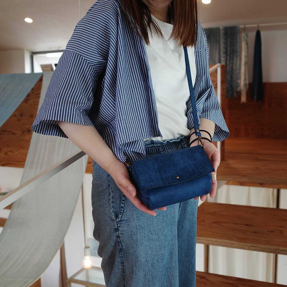 青のレザーショルダーバッグ 斜めがけショルダーバッグ（Sサイズ）【ブルー】（在庫あり） | セミ