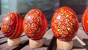 装飾用木製プィサンカ（イースターエッグ）with stand　コロミヤモデル