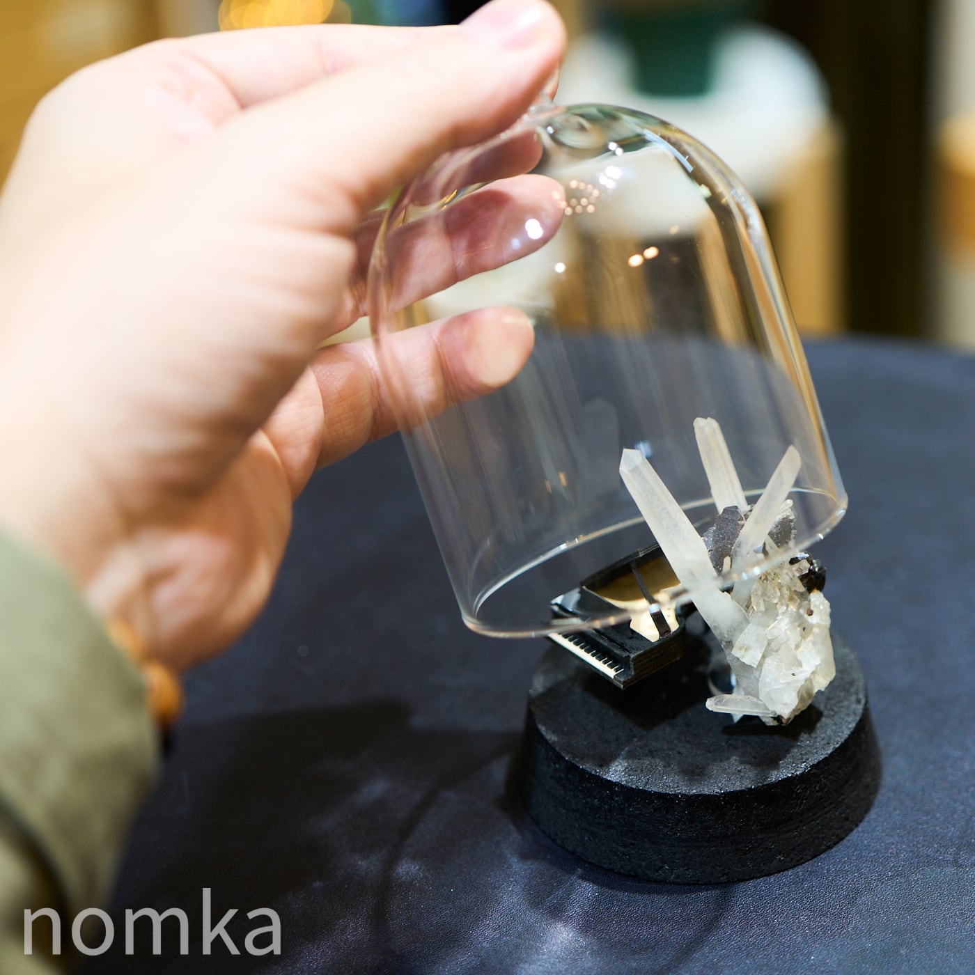 ガラスの中に閉じ込めた、静かな演奏会」ブルガリア産 水晶クラスター