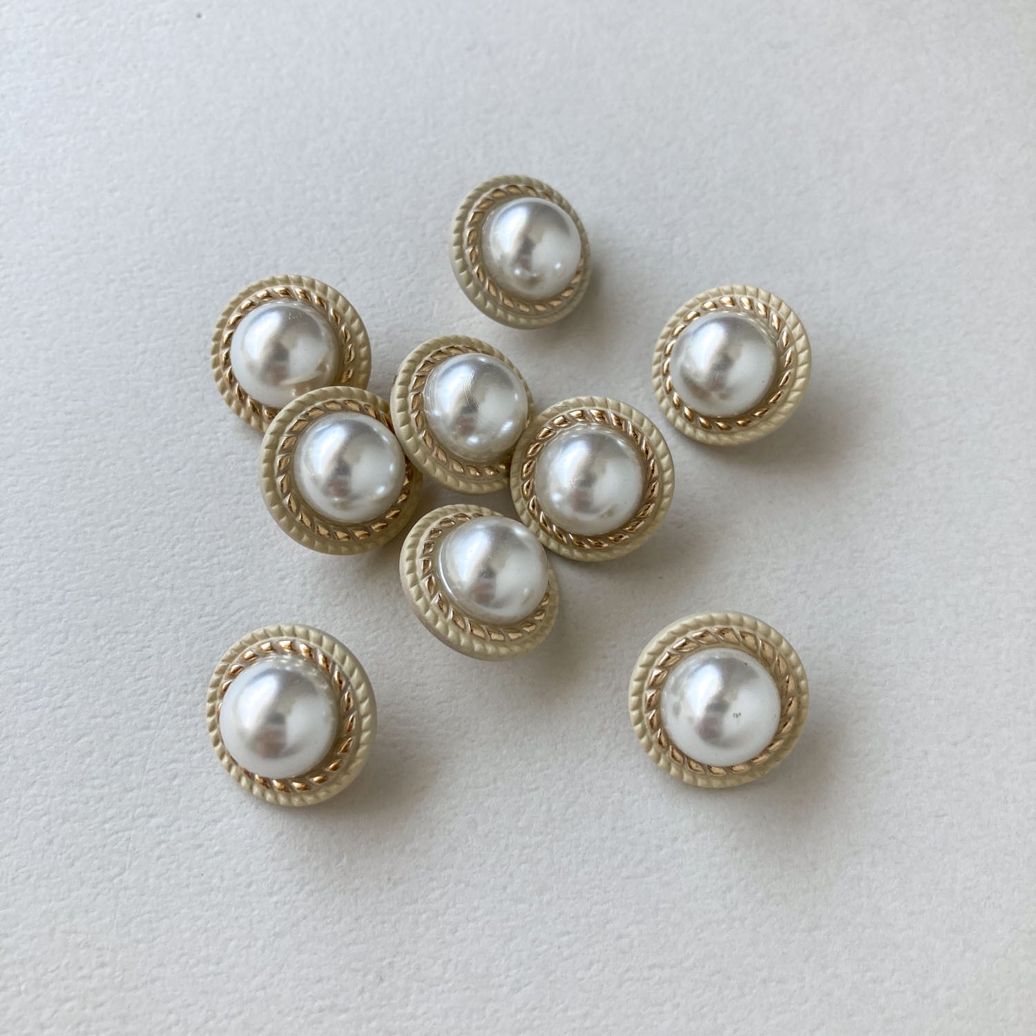 パールドーム付きマット白縁ボタン（15mm） | Dua-アクセサリーパーツ