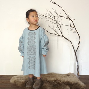 [ Kids ] ソロチカ刺繍のリネンギャザーワンピース -misty blue-