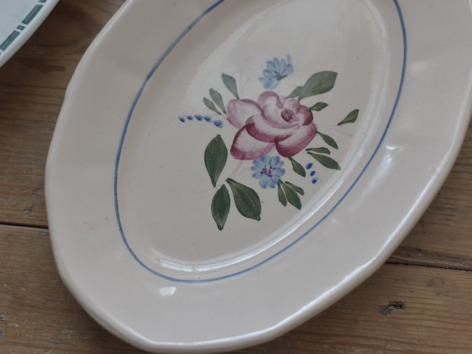 ピンクの手書き風花がかわいい小さめのオーバルプレート#9172 サルグミンヌ・ディゴワン フレンチアンティーク