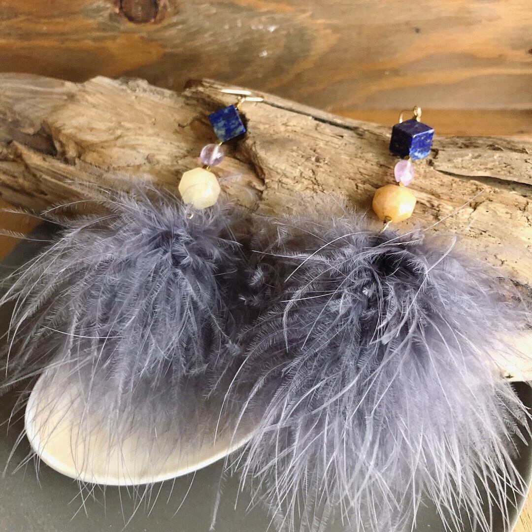 水鳥のフェザーとラピスラズリのピアス