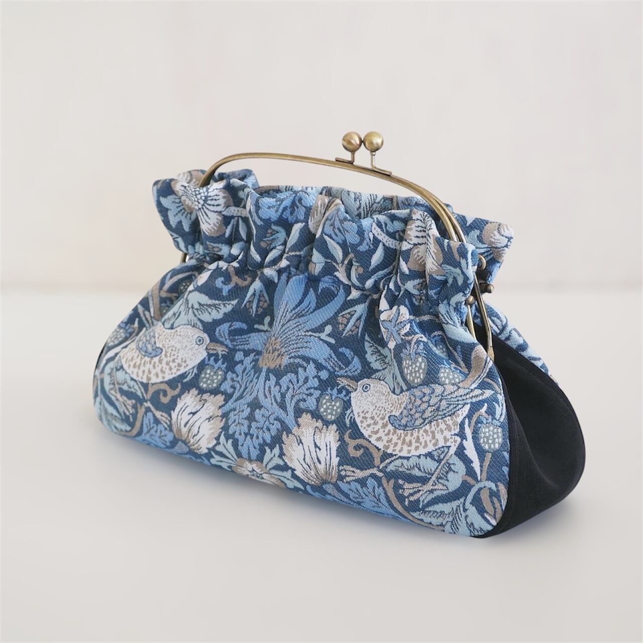 □ジャガード生地の2wayがま口バッグ・いちご泥棒□ musique (wm-stf