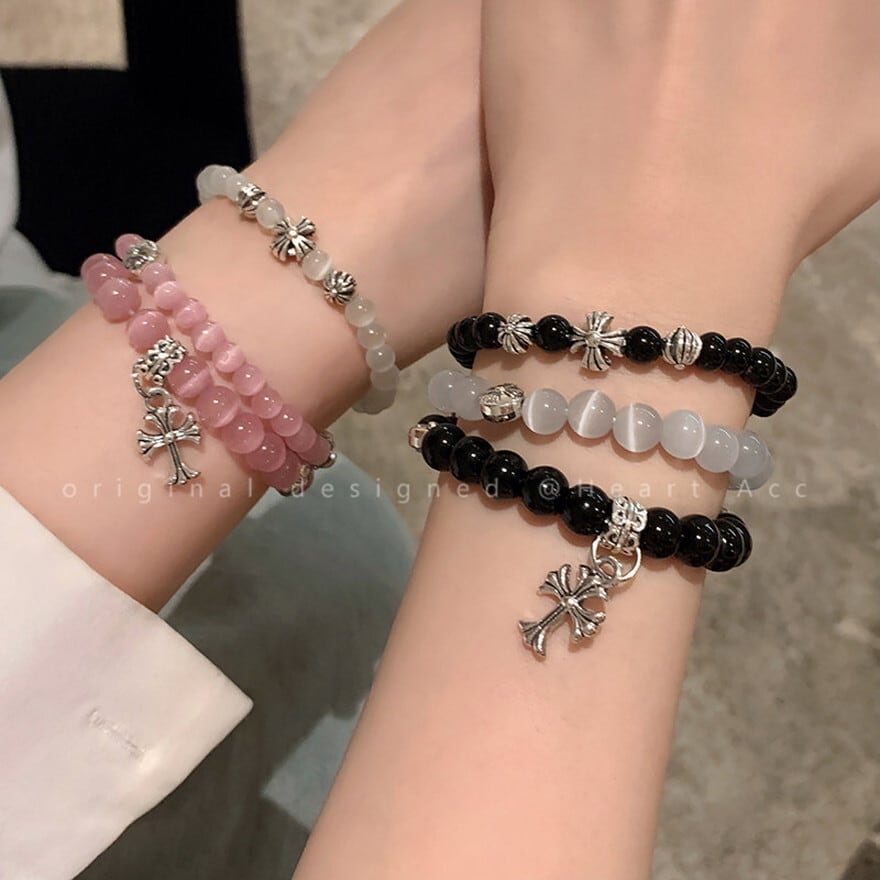 甘く危険な手元を演出する、キャッツアイ風ビーズブレスレット | 推し活を格上げするゴシックアクセサリー