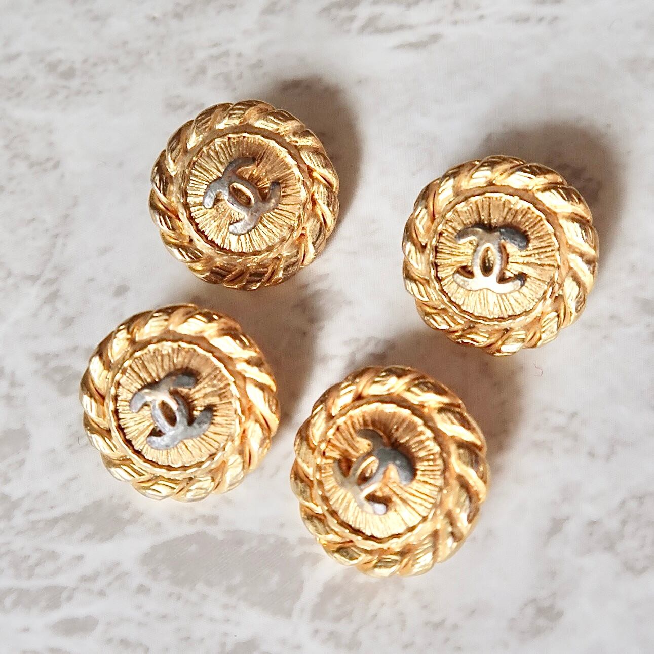 VINTAGE CHANEL BUTTON】アンティークフレーム ゴールドボタン 16mm C