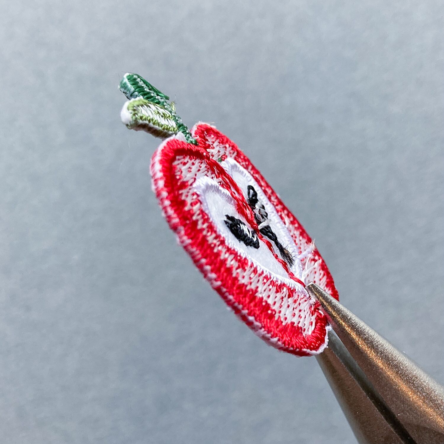 中心ハート型りんごワッペン | Dua-アクセサリーパーツショップ