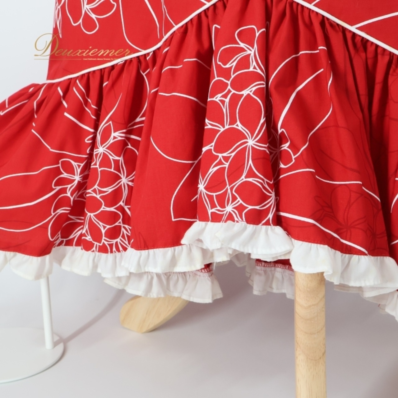 フラダンス 衣装 ワンピース ドレス レッド系 ムームーファクトリー ハワイ製 プルメリア柄 ハワイアンプリント T&L MUUMUU FACTORY アロハ フラ ダンス レッスン 練習 ホワイト系 赤 白 フリル 花柄 植物柄 フラワープリント 華やか 鮮やか かわいい おしゃれ 上品 フリル付き 美しい プルメリアデザイン 大人用ドレス フェスティバル用 パーティー