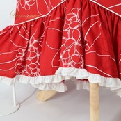 フラダンス 衣装 ワンピース ドレス レッド系 ムームーファクトリー ハワイ製 プルメリア柄 ハワイアンプリント T&L MUUMUU FACTORY アロハ フラ ダンス レッスン 練習 ホワイト系 赤 白 フリル 花柄 植物柄 フラワープリント 華やか 鮮やか かわいい おしゃれ 上品 フリル付き 美しい プルメリアデザイン 大人用ドレス フェスティバル用 パーティー